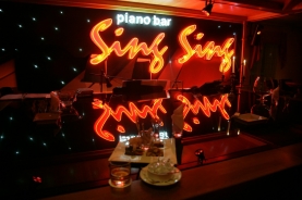 This is Piano Bar Sing Sing's logo