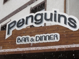 This is Penguins Bar & Dinner's logo
