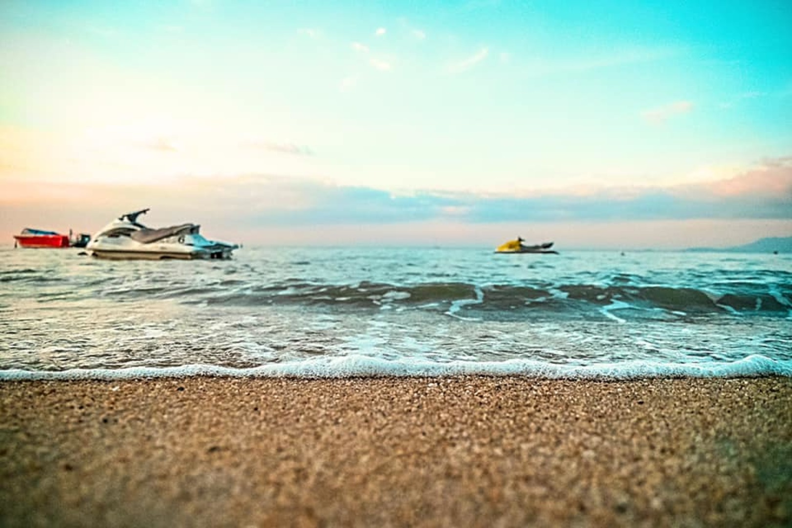 Бостон летом океан пляжи. Лето 2018 море. Море драйв волна лодка. Передвижение по берегу моря на.