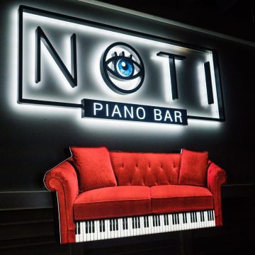 This is NOTI Piano Bar - св. Влас's logo