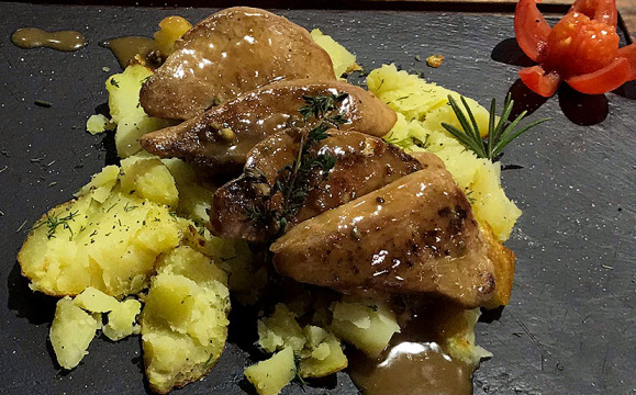 Свинско бон филе с пепър сос върху канапе от мачкани картофи 