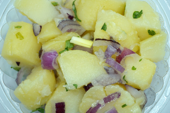 Картофена салата с лук и магданоз 