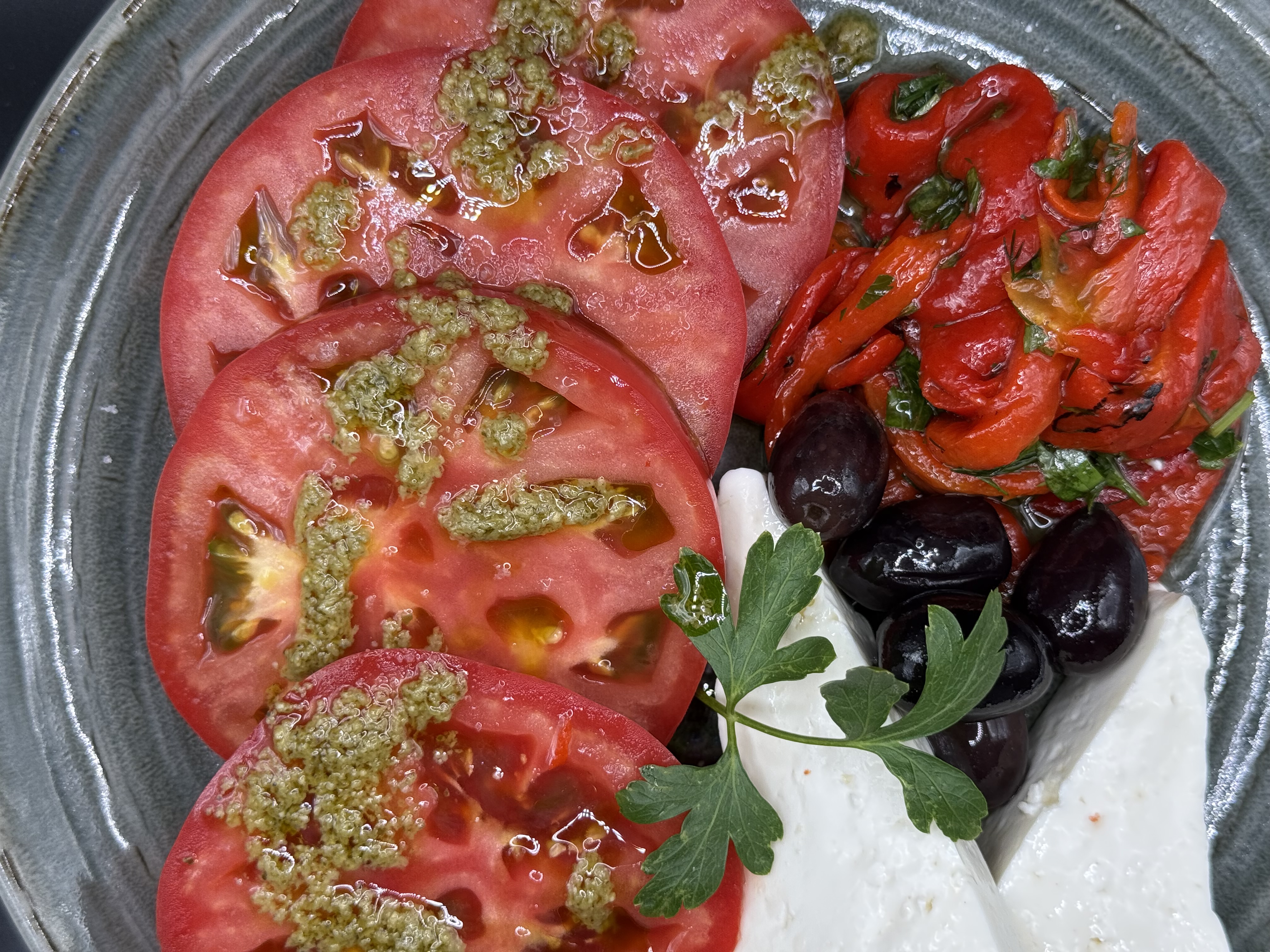 image-Салата Печен патладжан с домат, прясно сирене  и печена маринована чушка