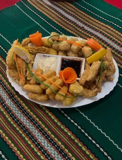 Плато панирани пилешки хапки и сирена