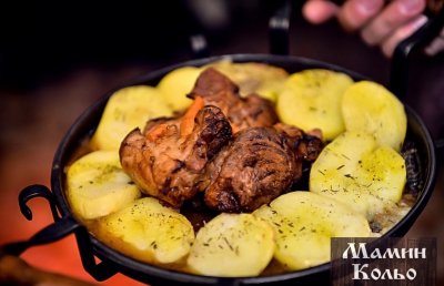 Печено свинско джоланче върху запечени картофи с мащерка