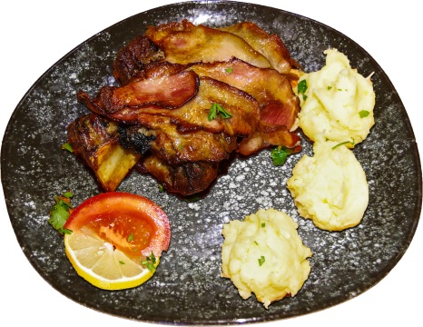 Преден свински джолан с бекон и картофено пюре