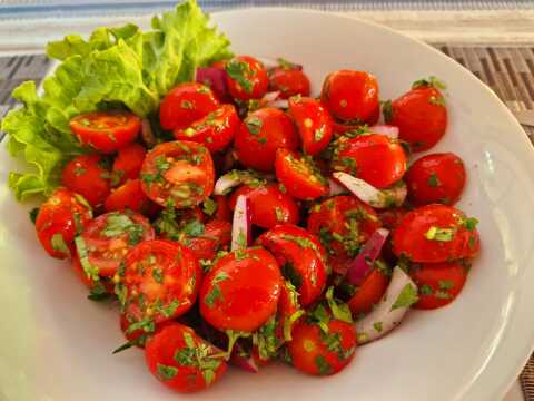 салата с чери домати