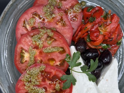 Салата Печен патладжан с домат, прясно сирене  и печена маринована чушка