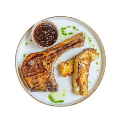 Поръчай храна за вкъщи Свинска Пържола Томахоук глазиранa с BBQ сос и поднесена с пържени картофи и завършена с хрупкав лук