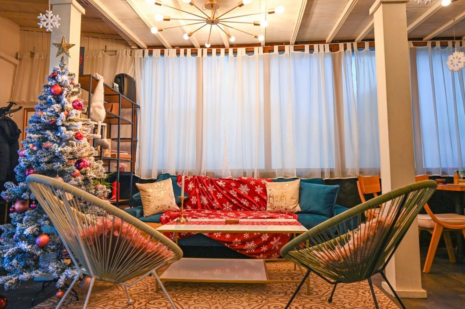 Коледно ни е :)