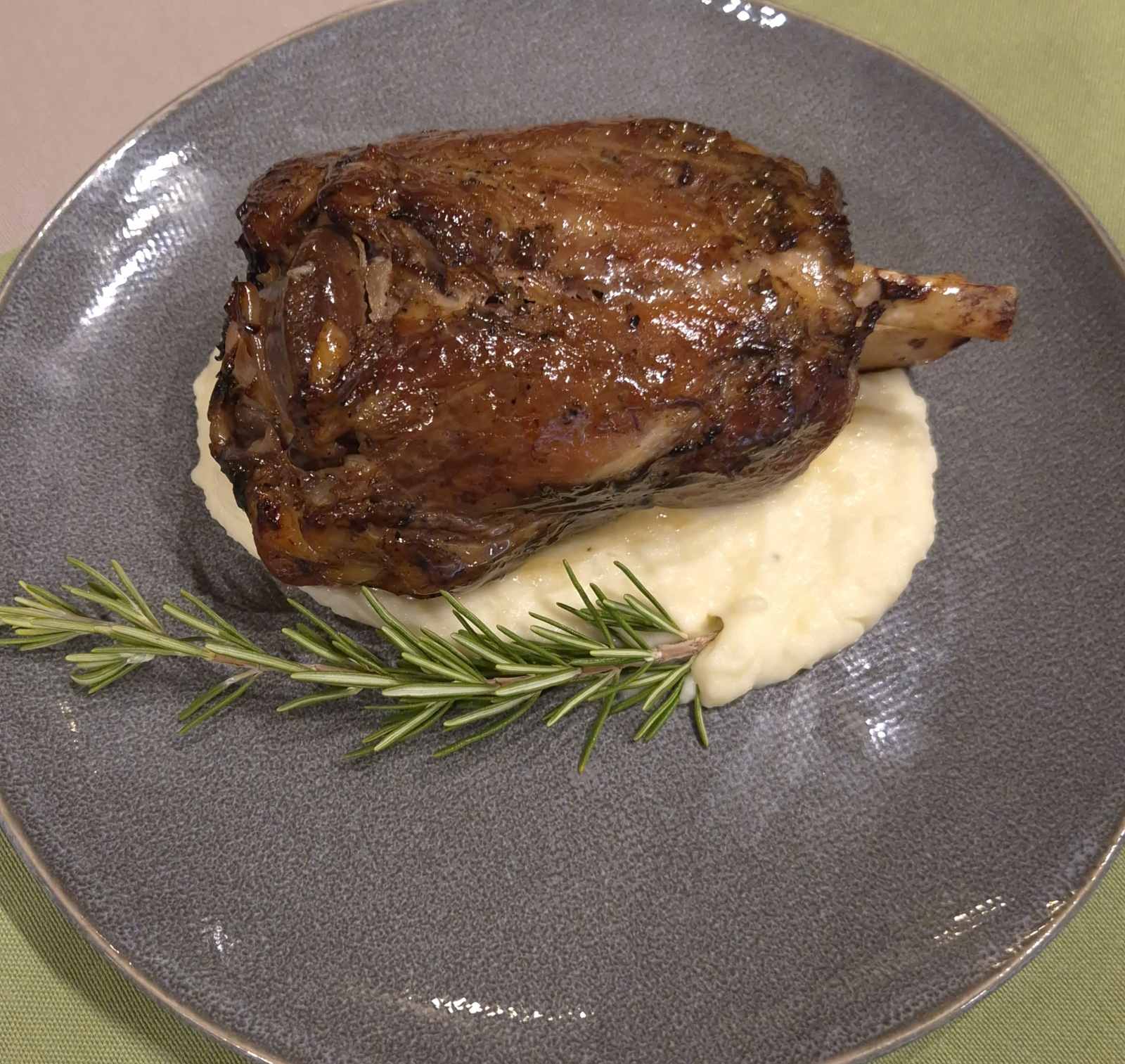 image-БАВНО ГОТВЕН СВИНСКИ ДЖОЛАН С БАРБЕКЮ СОС И КАРТОФЕНО АЛИГО