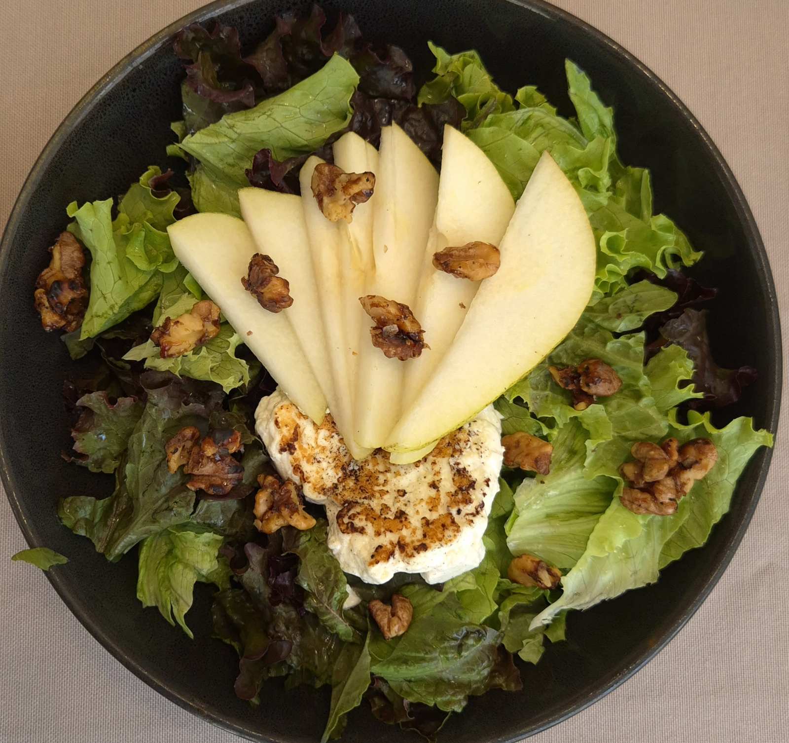 image-САЛАТА С КРУША И ЗАПЕЧЕНО КОЗЕ СИРЕНЕ