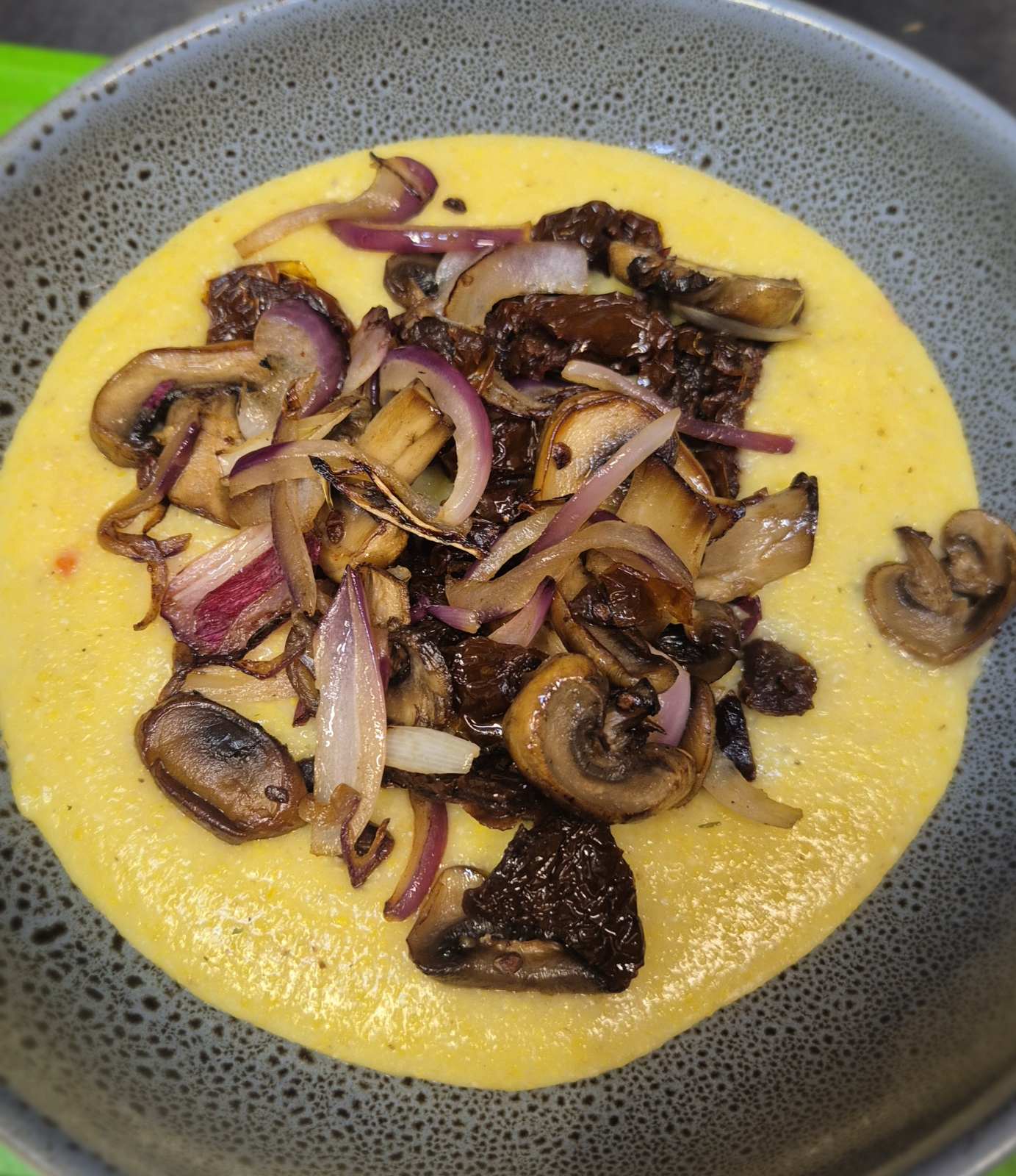 image-ПОЛЕНТА С ГЪБИ, ЧЕРВЕН ЛУК И СУШЕНИ ДОМАТКИ