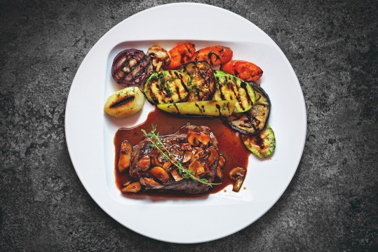 Телешки стек с гъбен сос и зеленчуци на грил	