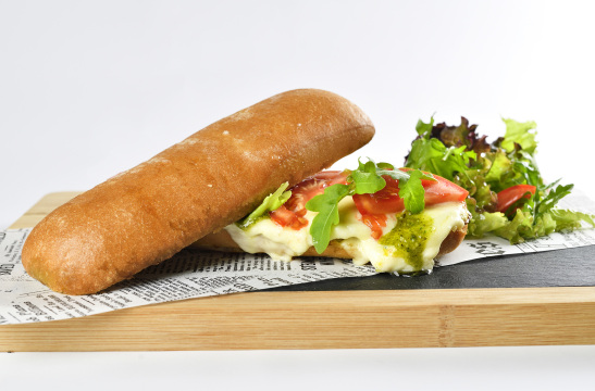 Сандвич с гриловани зеленчуци, моцарела и песто 